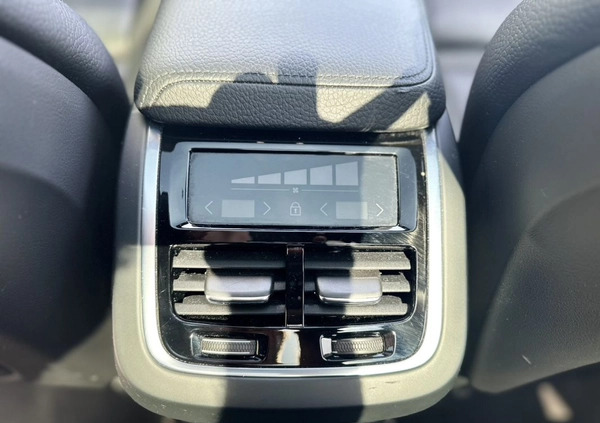 Volvo XC 60 cena 129900 przebieg: 173000, rok produkcji 2018 z Włoszczowa małe 781